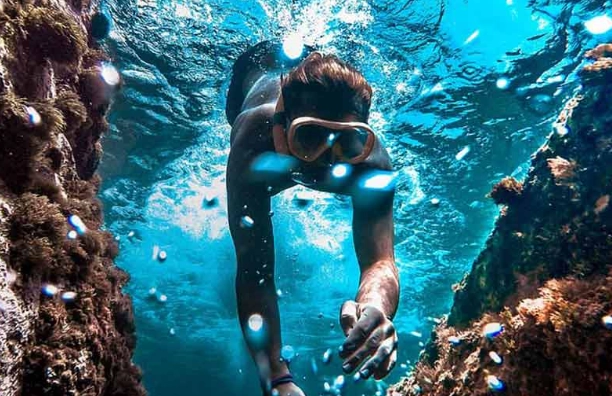 snorkel Galapagos water temperature