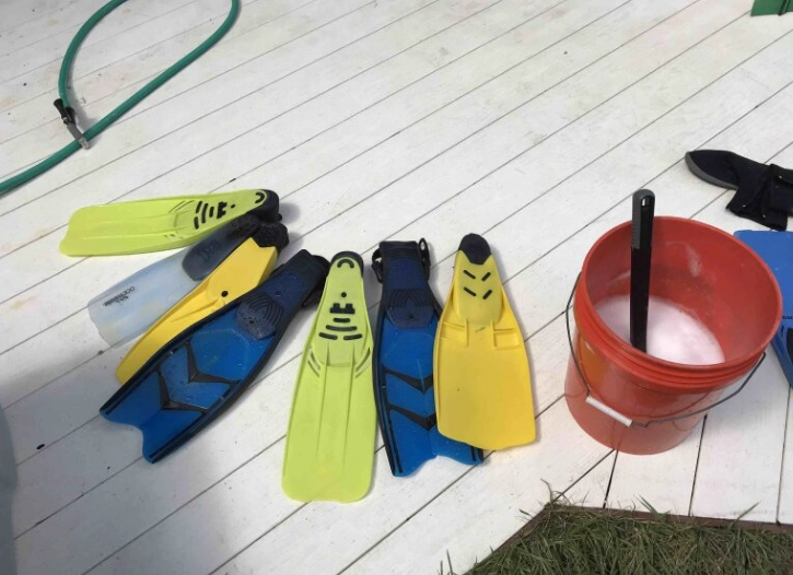 how to clean snorkel gear
