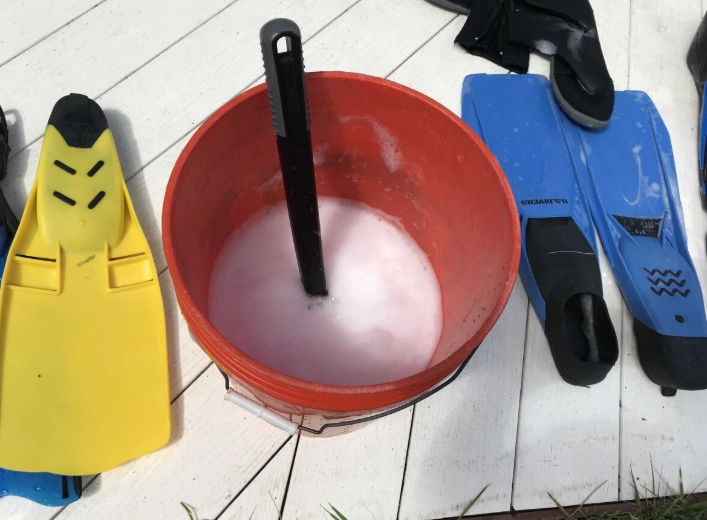 how to clean snorkel gear