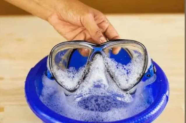 how to clean snorkel mask