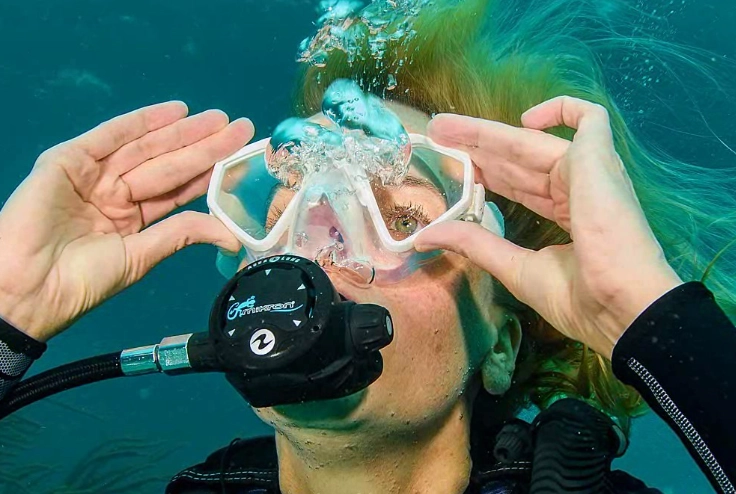 how to keep snorkel mask clear