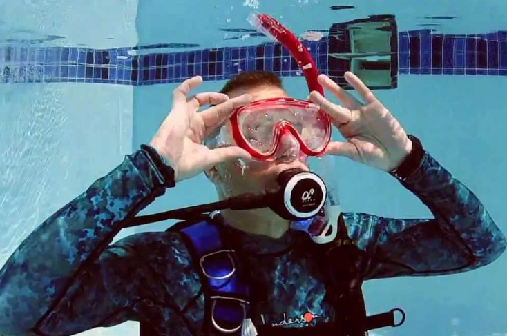 How to clear snorkel mask