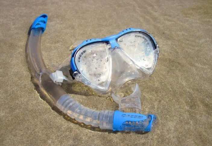 scuba mask cleaning