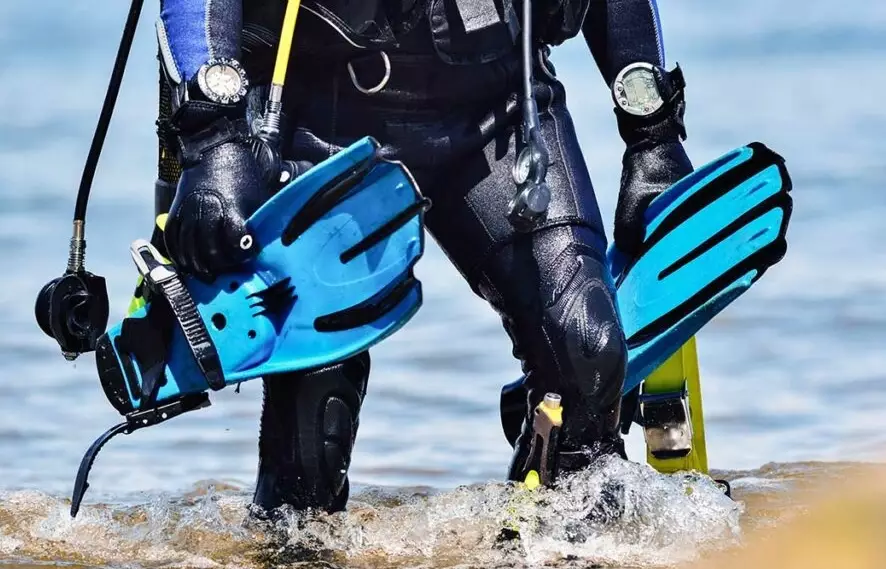 snorkeling fins for narrow feet