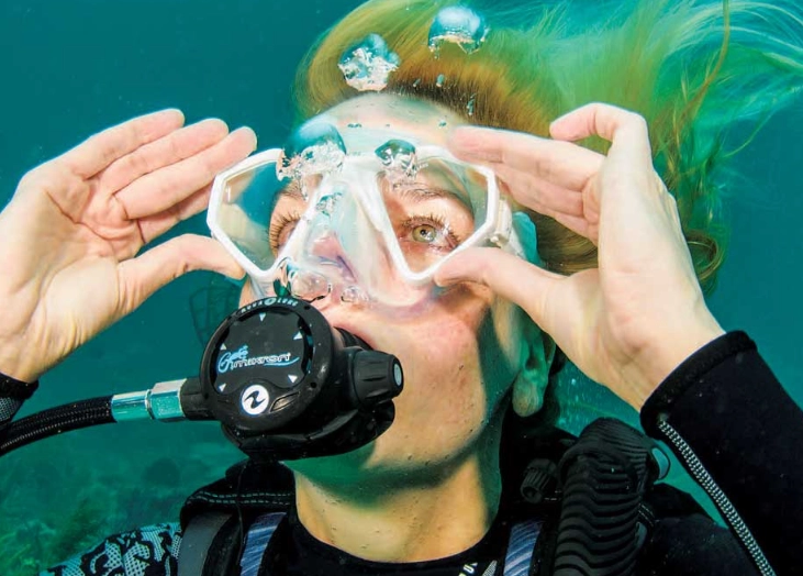 clear snorkel mask